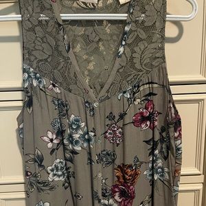 Daytrip sleeveless floral button down  Sz Med